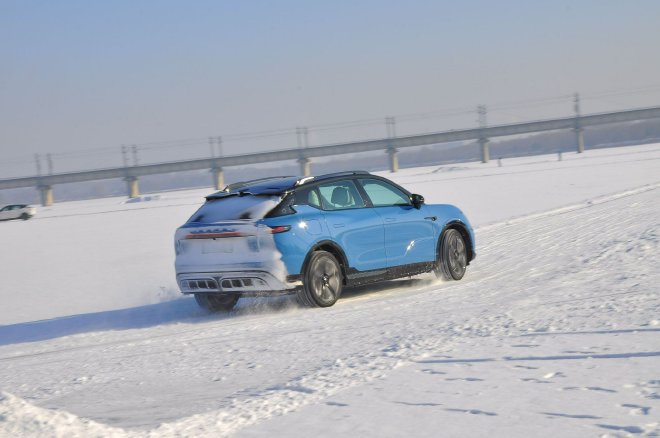 Lantu Zhiyin ice and snow test drive: Can the rear-wheel drive car be very stable on the snow?