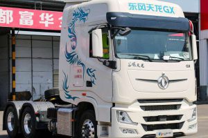 A very popular type of tractor-trailer, Dongfeng Tianlong GX 6*4, has a large engine capacity and strong load-bearing capacity.