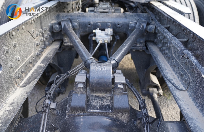 A very popular JH5 model of FAW-Jiefang truck, a 6x4 type with high horsepower and high configuration, and low price.