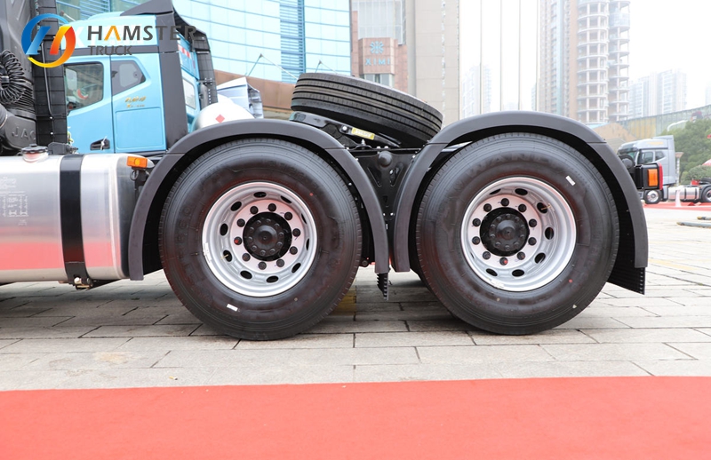A very advanced tractor model, JAC Starway X7, 6x4 configuration, with super high horsepower and strong load-bearing capacity.