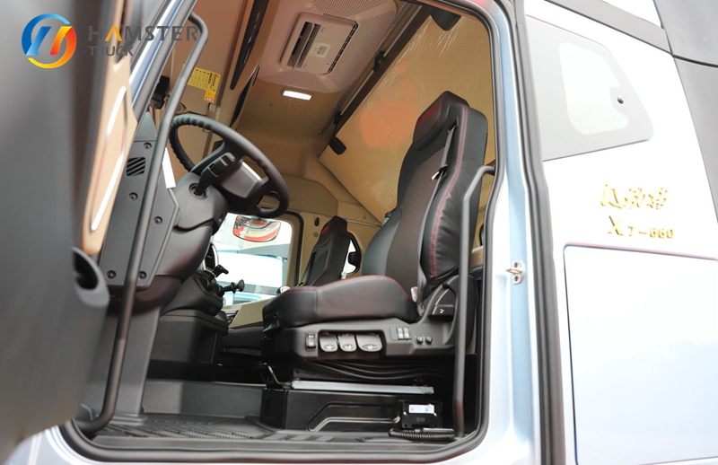A very advanced tractor model, JAC Starway X7, 6x4 configuration, with super high horsepower and strong load-bearing capacity.