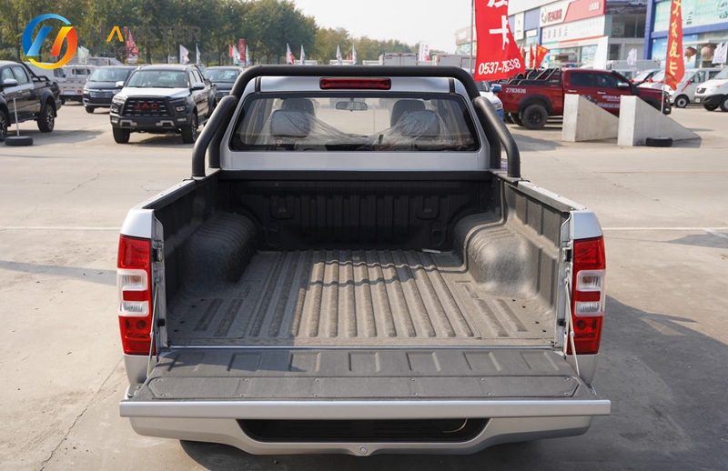 A very affordable pickup truck,JIM RUIMAI 4*4, boasts high comfort level and is reasonably priced, making it highly practical.