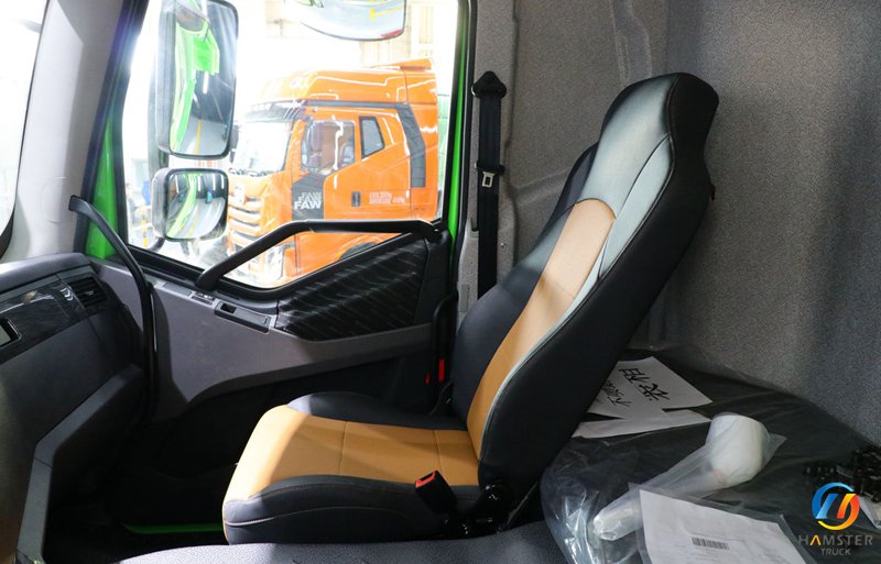 FAW Jiefang new J6P heavy truck 460 horsepower 8X4 5.8m AMT automatic gear dump truck