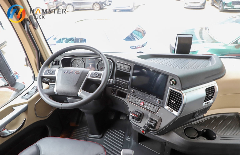 A very advanced tractor model, JAC Starway X7, 6x4 configuration, with super high horsepower and strong load-bearing capacity.
