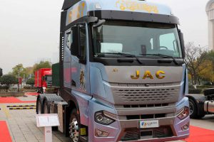 A very advanced tractor model, JAC Starway X7, 6x4 configuration, with super high horsepower and strong load-bearing capacity.