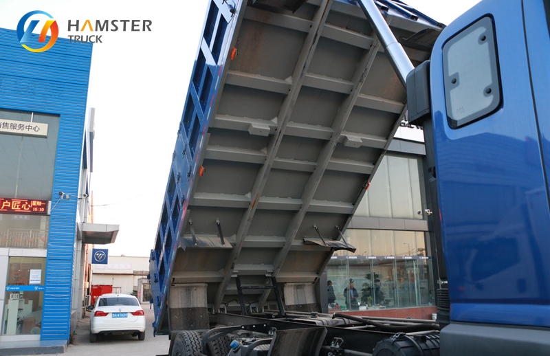 A very practical medium-sized dump truck - Foton Ruwe ES5 with 6x2 configuration is very convenient.