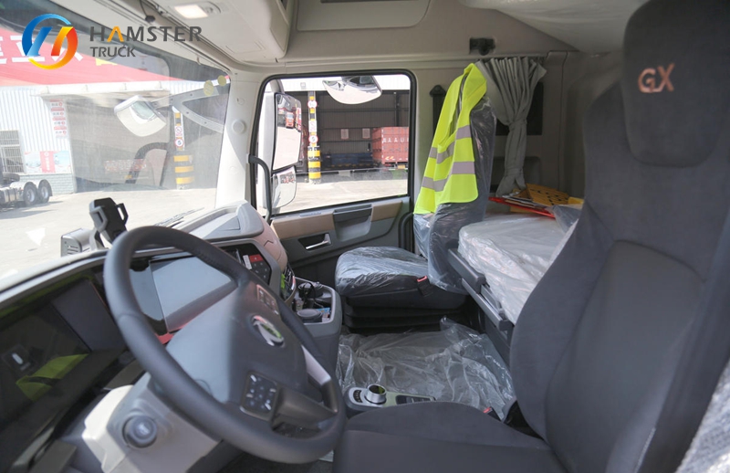 A very popular type of tractor-trailer, Dongfeng Tianlong GX 6*4, has a large engine capacity and strong load-bearing capacity.