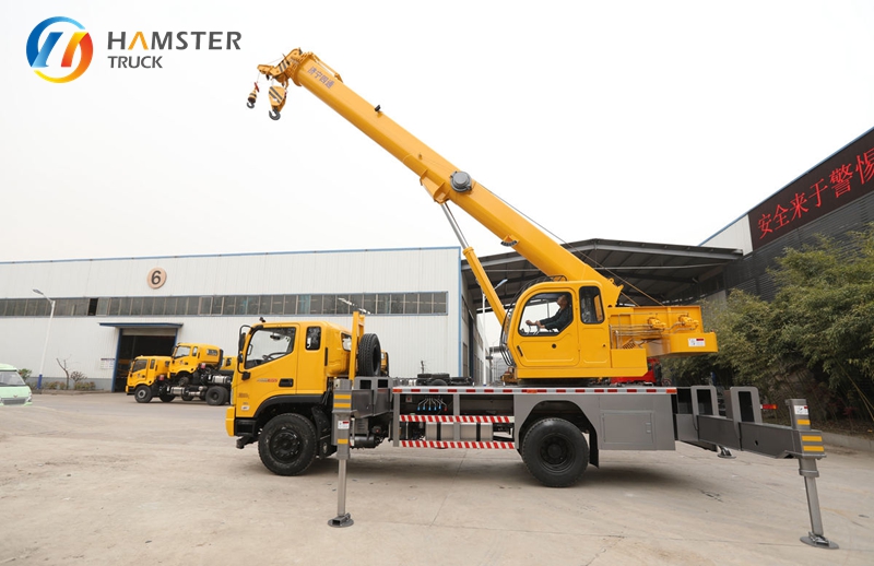 The crawler crane produced by Fushan Ruiwo is very popular and sells well. It is priced reasonably and of high quality.