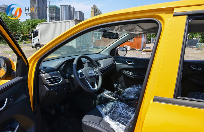 A very popular pickup truck, Jiangling Baodian, 4*2 configuration, convenient and practical, suitable for family use.