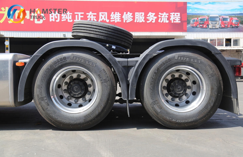 A very popular type of tractor-trailer, Dongfeng Tianlong GX 6*4, has a large engine capacity and strong load-bearing capacity.