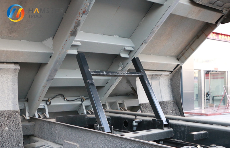A very practical medium-sized dump truck - Foton Ruwe ES5 with 6x2 configuration is very convenient.