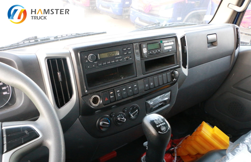 A very practical medium-sized dump truck - Foton Ruwe ES5 with 6x2 configuration is very convenient.