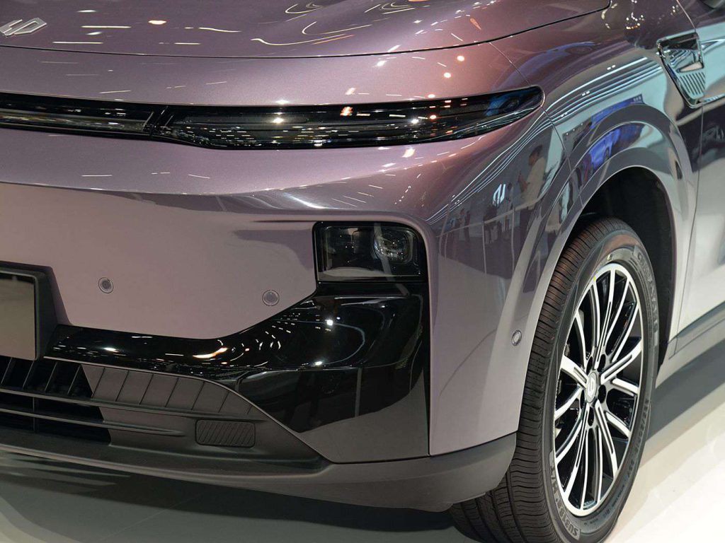 LEAP MOTOR B10 Electric Car New Energy Vehicle with 4WD Drive Automatic Gearbox Left Steering Pre-Sale Begins!