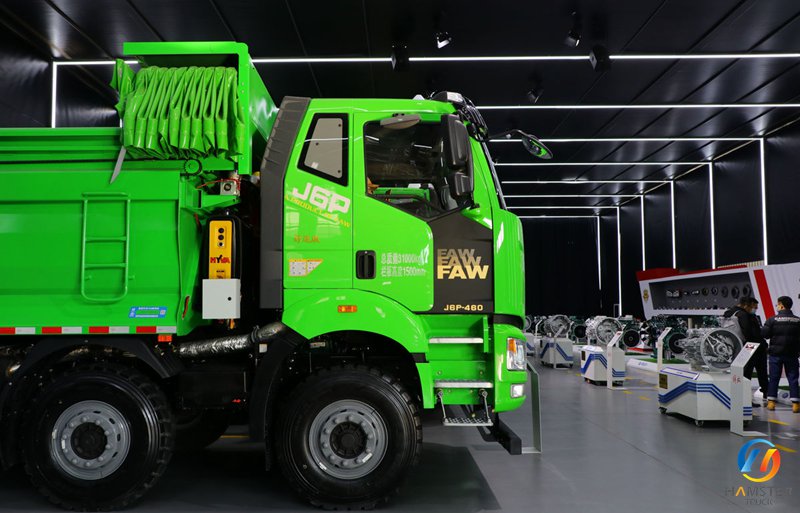 FAW Jiefang new J6P heavy truck 460 horsepower 8X4 5.8m AMT automatic gear dump truck