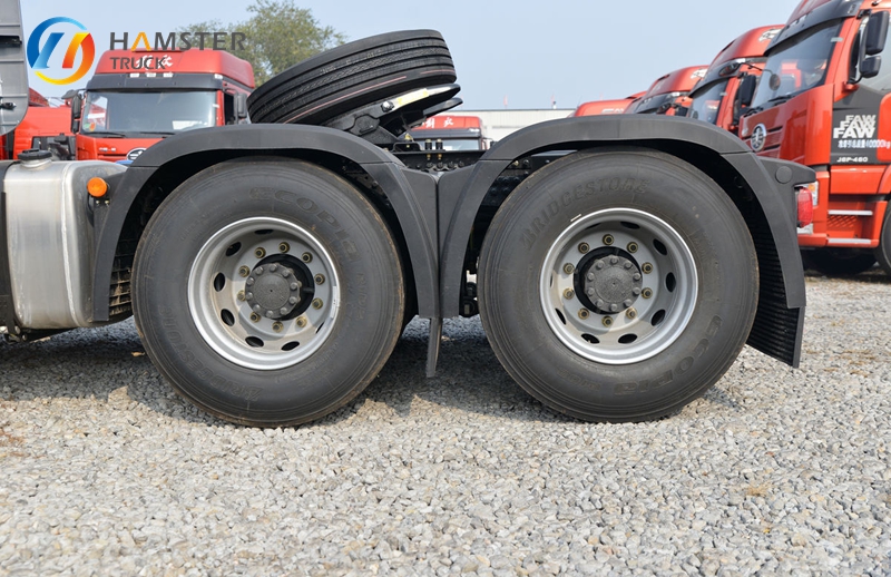 Among all the trucks in China, the FAW J7 Jiefang the highest popularity 6x4 configuration high configuration comfort level.