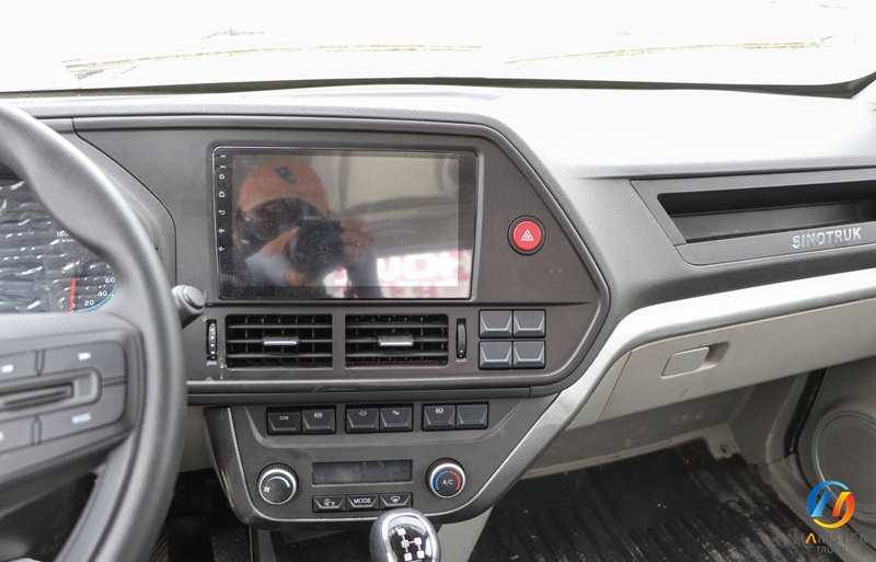 Sinotruk HOWO Junior 140HP 3.95m AMT Automatic Single-row Sideboard Truck