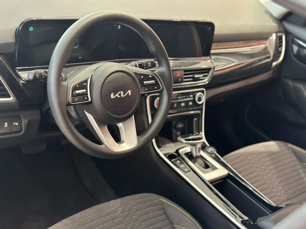 Compact Comfortable for Kia Seltos China Gasoline Car with Innovative Safety Features New Manual Gear Box Leather Seats Rear Cam