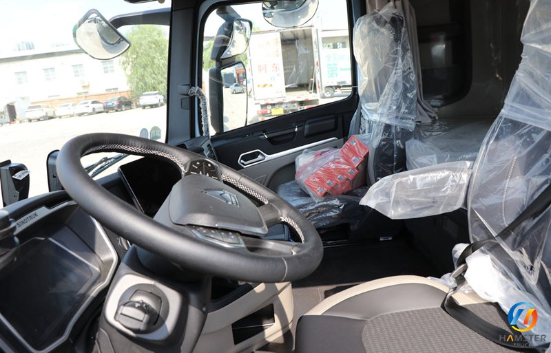 Sinotruk HOWO TS7 heavy truck 590HP 6X4 LNG automatic transmission tractor (liquid buffer)