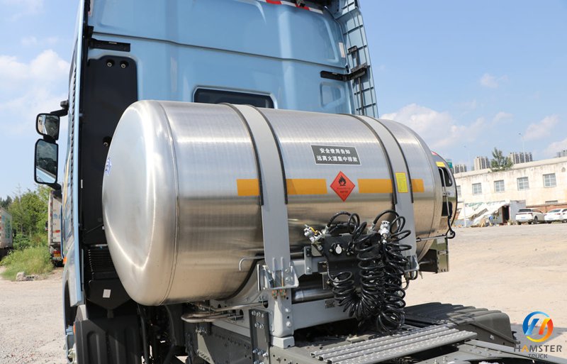 Sinotruk HOWO TS7 heavy truck 590HP 6X4 LNG automatic transmission tractor (liquid buffer)