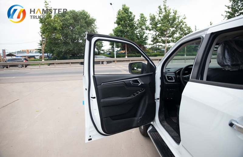 A Very Popular Pickup Truck, JIM D-MAX 4WD Configuration, Convenient and Practical, Suitable for Family Use.