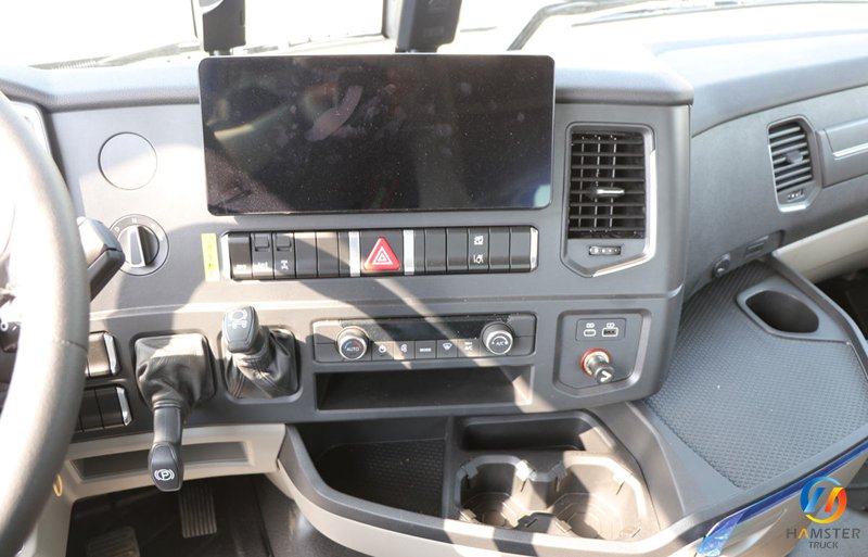 Sinotruk HOWO TS7 heavy truck 590HP 6X4 LNG automatic transmission tractor (liquid buffer)