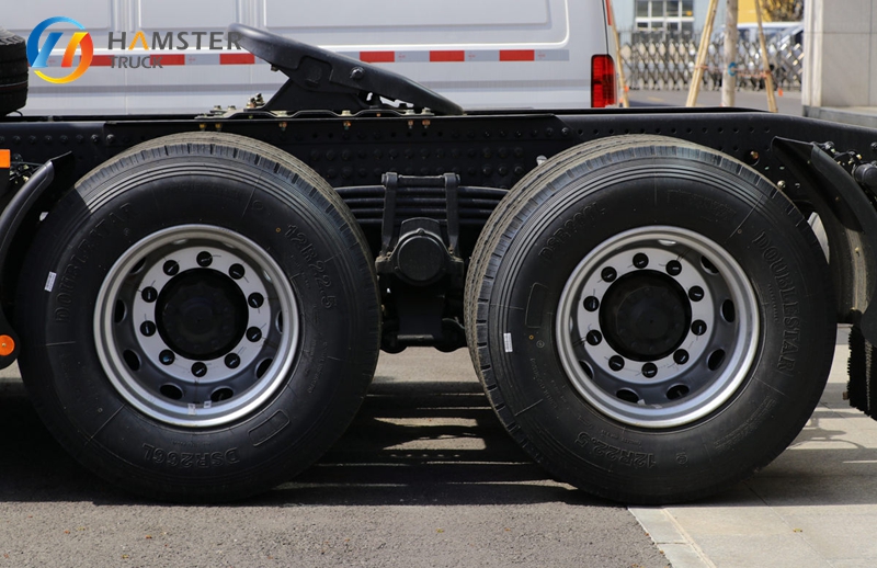 A very practical Foton Ouman EST 6*4 towing vehicle with a low price and good performance.