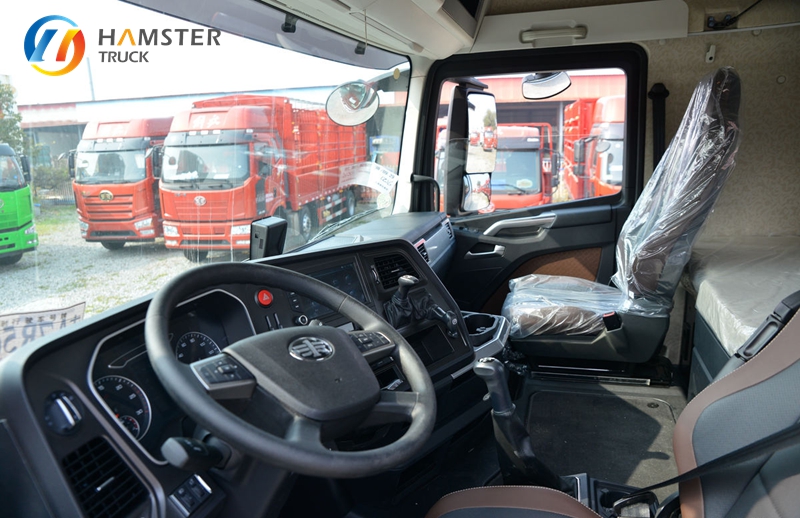 Among all the trucks in China, the FAW J7 Jiefang the highest popularity 6x4 configuration high configuration comfort level.